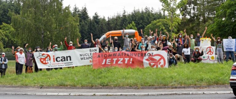 290801 - Büchel dichtmachen! - Abrüstung, Atomwaffen, Friedenskampf - Im Bild