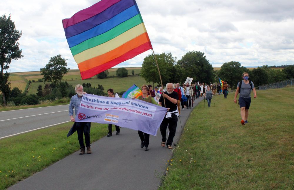 290802 - Büchel dichtmachen! - Abrüstung, Atomwaffen, Friedenskampf - Im Bild