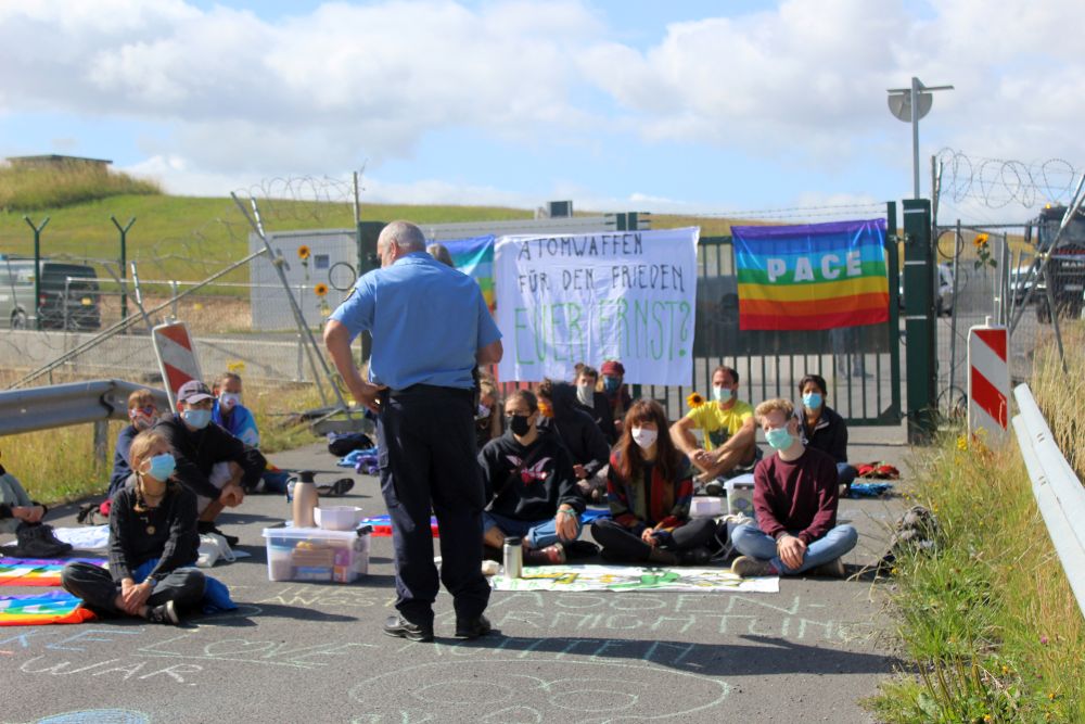 290803 - Büchel dichtmachen! - Abrüstung, Atomwaffen, Friedenskampf - Im Bild