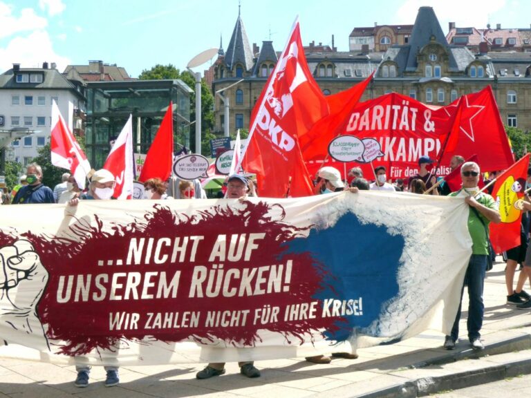 300301 - Nicht auf unserem Rücken - Coronavirus, Krise, Proteste - Aktion