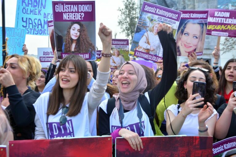 300702 Türkei - Geschlechterkrieg - Frauenrechte - Frauenrechte