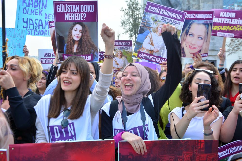300702 Türkei - Geschlechterkrieg - Frauenrechte, Türkei - Internationales