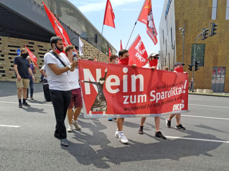 321501 wuppertal - „Die Welt bebt – Friedrich Engels lebt!“ - Aktion - Aktion