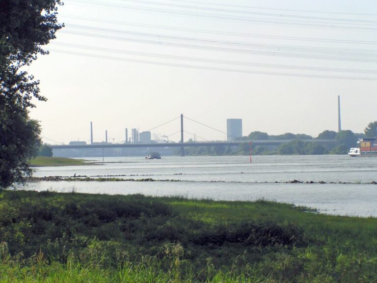 340201 Rheinpanorame Leverkusen Bayerwerk - Bayer macht das Wasser knapp - Wasser - Wasser