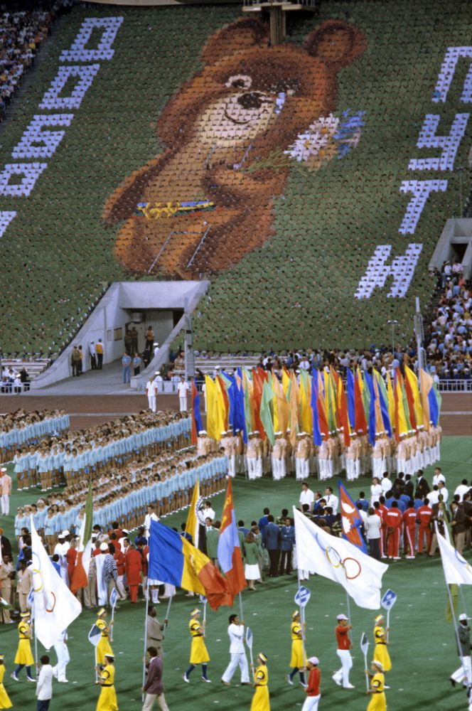RIAN archive 488322 Flag bearers of states participants of the XXII Summer Olympic Games - Fehlgeschlagener Boykott - Olympische Spiele, Sport - Hintergrund