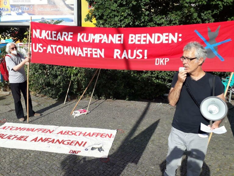 berlin - DKP-Aktionstage zum 75. Jahrestag der Atombombenabwürfe - Atomwaffen - Atomwaffen