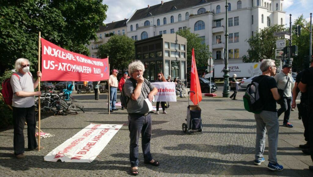 berlin1 - DKP-Aktionstage zum 75. Jahrestag der Atombombenabwürfe - Atomwaffen, DKP, Proteste - Blog