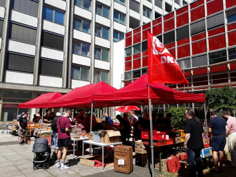 photo5893009887246529847 1 - Erfolgreicher, roter Bücherflohmarkt - Blog - Blog