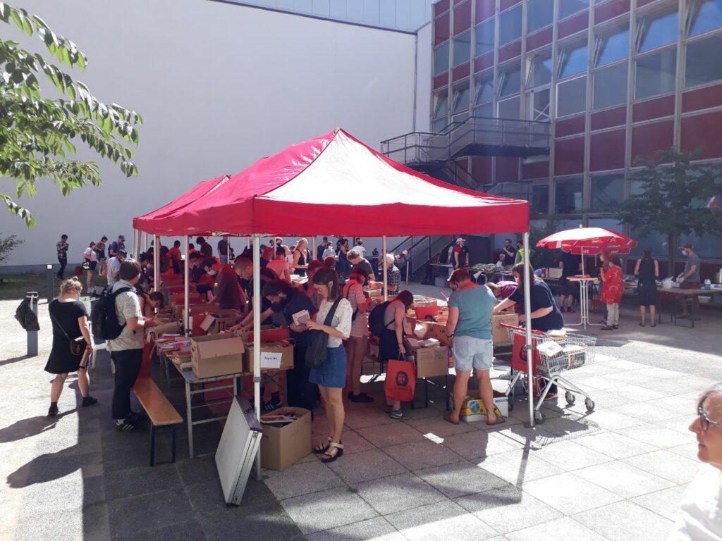 Erfolgreicher, roter Bücherflohmarkt - - Blog photo5893009887246529848 - Erfolgreicher, roter Bücherflohmarkt - - Blog