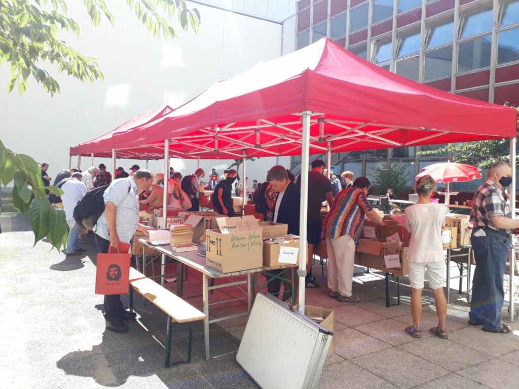 Erfolgreicher, roter Bücherflohmarkt - - Blog photo5893009887246529849 - Erfolgreicher, roter Bücherflohmarkt - - Blog