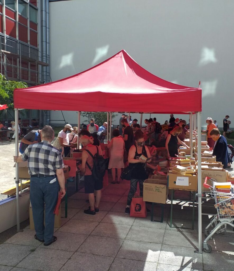 Erfolgreicher, roter Bücherflohmarkt - - Blog photo5893019654002160936 - Erfolgreicher, roter Bücherflohmarkt - - Blog