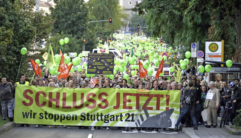 380801 Stuttgart - Schwarzer Donnerstag - Privatisierung, Proteste - Im Bild