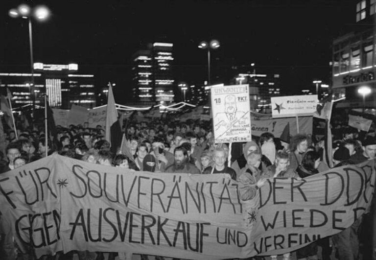 400801 berlin - Ausverkauft und verkohlt - Proteste - Proteste