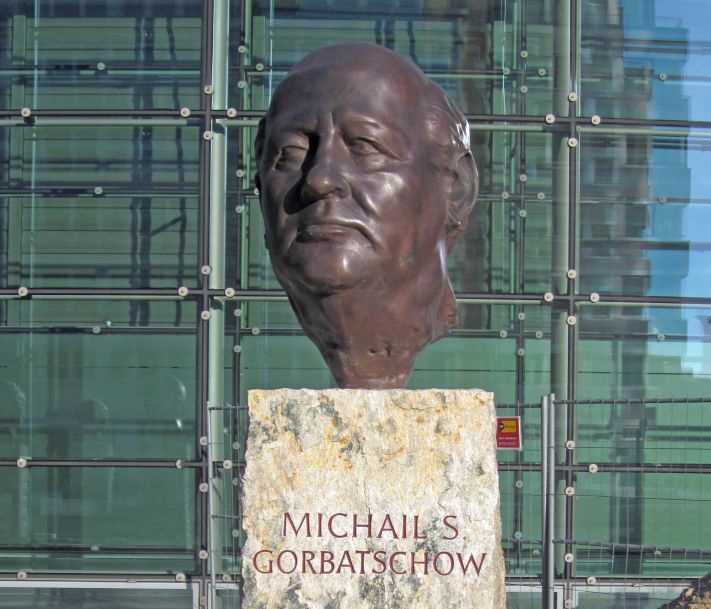 400901 Gorbatschow - Michail Gorbatschow - DDR - Im Bild