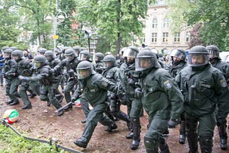 410401 polizei - Auf der Straße abgestumpft - Nazis, Polizei - Hintergrund