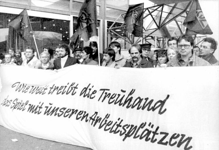 411001a Berlin Stahlwerker protestieren vor Treuhandanstalt - Wie man es dreht und wendet … - Geschichte der Arbeiterbewegung - Geschichte der Arbeiterbewegung