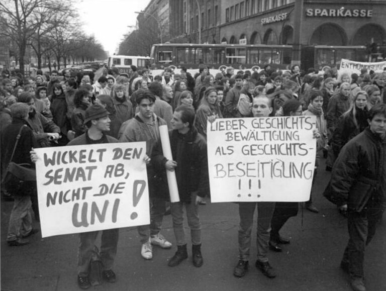 Bundesarchiv Bild 183 1990 1217 311 Berlin Studentendemonstration Unter den Linden - Die Beseitigung der Vernunft - UZ-PLUS - UZ-PLUS