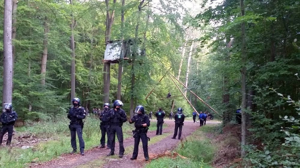 EiBGCGjWAAEGCMk - Auf Biegen und Brechen - Polizei, Proteste, Repression, Umweltpolitik - Im Bild