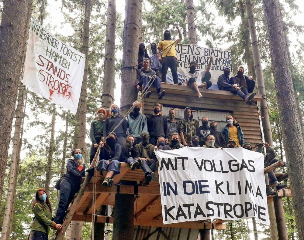 HEV 1601720562507 - Auf Biegen und Brechen - Polizei, Proteste, Repression, Umweltpolitik - Im Bild