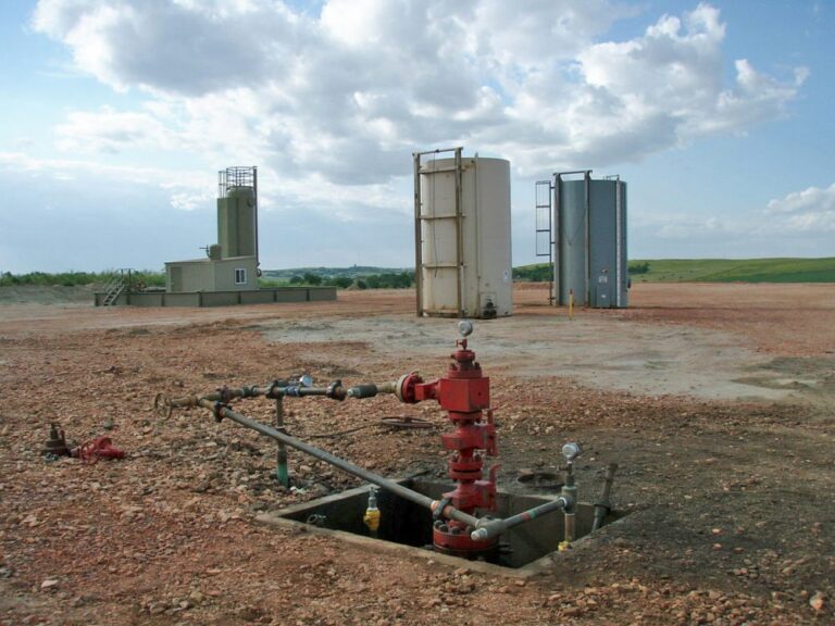 45 10 021200px Well head after all the Fracking equipment has been taken off location - Das Gesetz der ungleichmäßigen Entwicklung - Ölförderung - Ölförderung