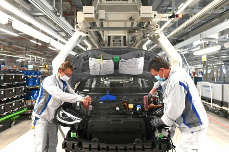 480201 - Autogipfel, der Vierte - Automobilindustrie - Internationales