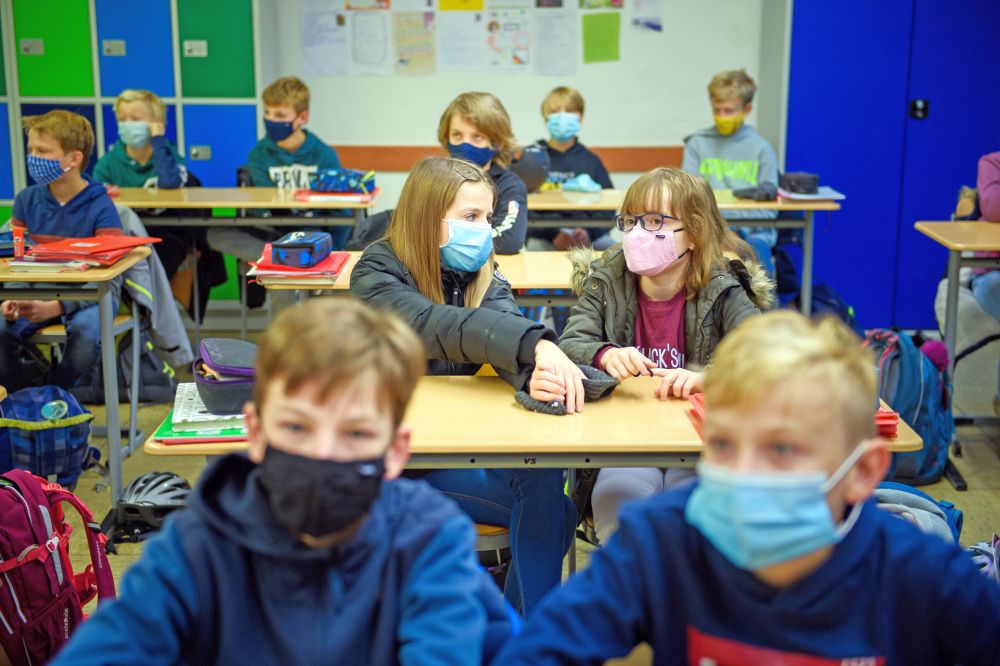 481301 - Schulpolitik treibt Infektionen hoch - Coronavirus, Schule - Hintergrund