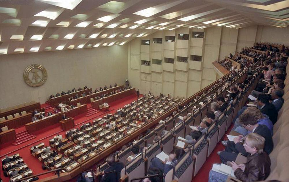 Bundesarchiv Bild 183 1990 0419 418 Berlin Volkskammer waehrend Regierungserklaerung von Lothar de Maiziere - Einmaliges Volkshaus - DDR, Geschichte der Arbeiterbewegung - Im Bild