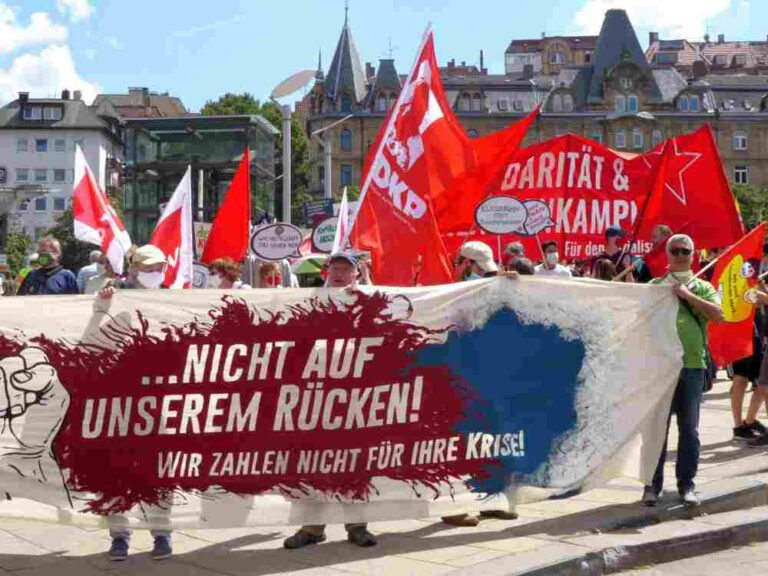 491201 Fronttranspi mit DKP Fahne 1 - Die Klassenfrage als Dreh- und Angelpunkt - - Hintergrund