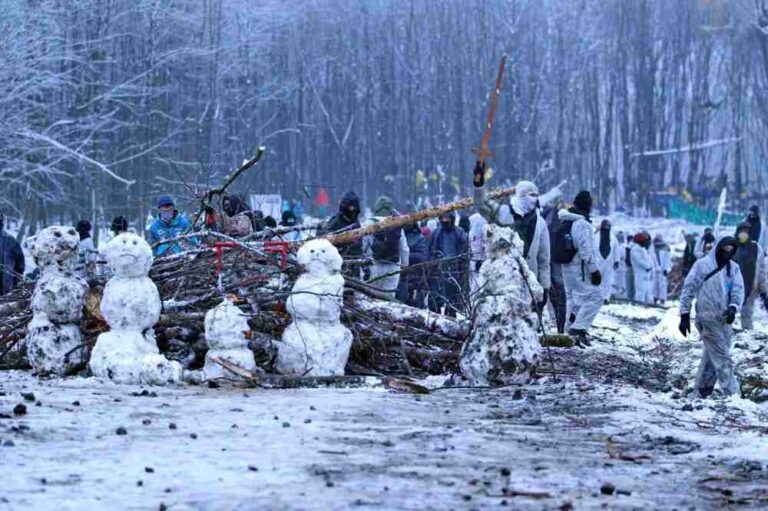 500901 adw - Wasserwerfer gegen Schneemenschen - Proteste - Proteste