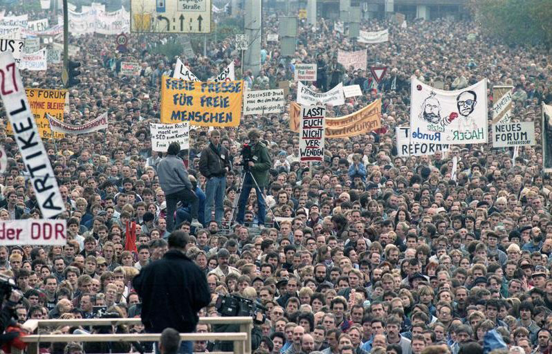Bundesarchiv Bild 183 1989 1104 437 Berlin Demonstration am 4. November - Ein ostdeutscher Emanzipationsprozess - Literatur - Kultur