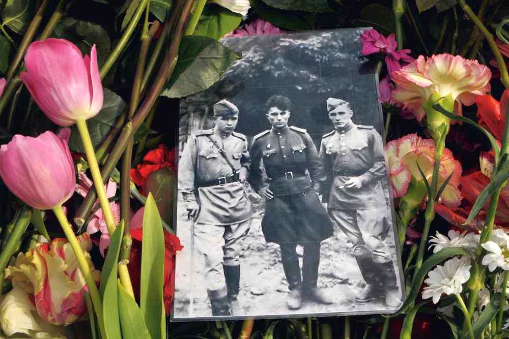 Foto mit Blumen - Der Frühling der Zuversicht - Antifaschismus, Fotografie - Im Bild