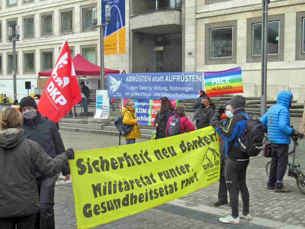 Stuttgart IMG 0357 - Kein Geld für Krieg - Abrüsten statt Aufrüsten, Aktionstag, Friedenskampf - Im Bild