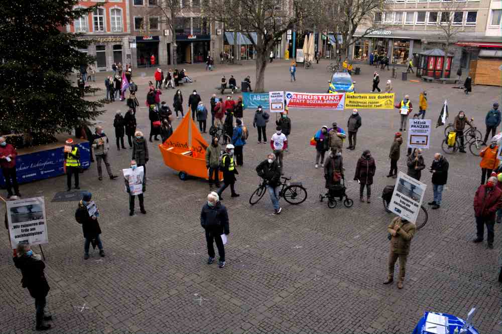 aachen - Kein Geld für Krieg - Abrüsten statt Aufrüsten, Aktionstag, Friedenskampf - Im Bild