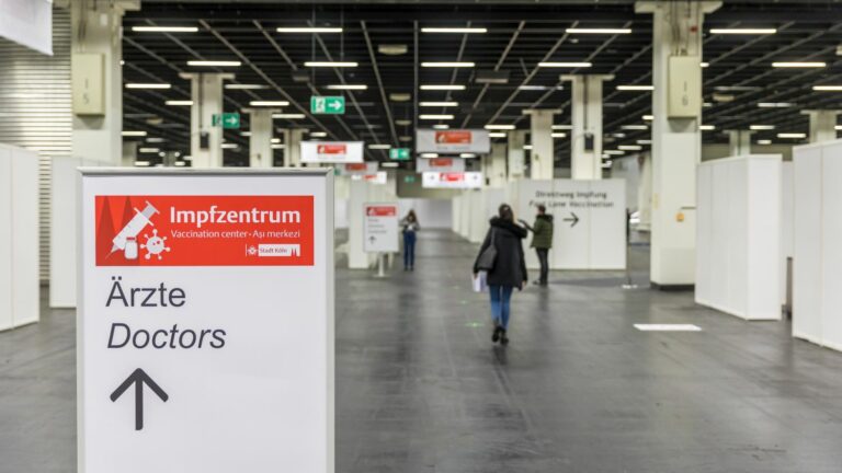 0205 COVID 19 vaccination center fair grounds Cologne test run 6823 - Es geht auch anders - Coronavirus - Coronavirus
