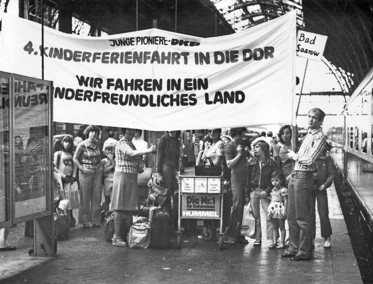 021301 DDR Kinderferien - „Geht doch nach drüben!“ - DDR - DDR