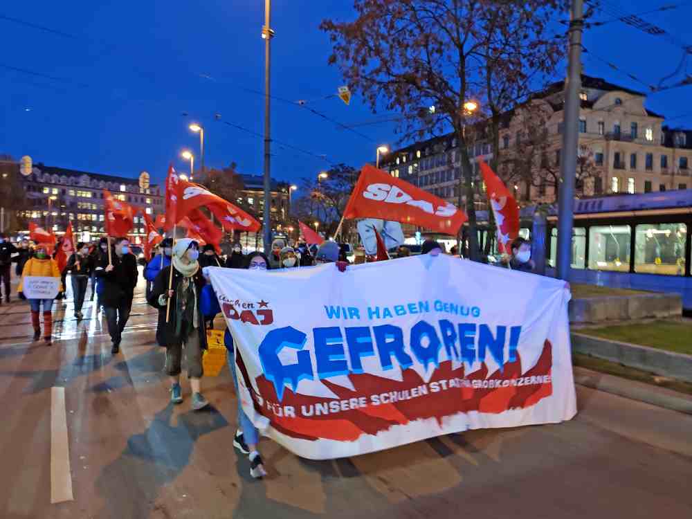 021302 muenchen - Systemrelevant menschenverachtend - Bildungsarbeit, Coronavirus, DKP, Rechtsruck - Hintergrund