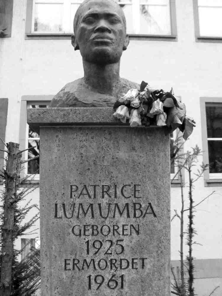 030803a Lumumba Leipzig sw - Die Unabhängigkeit, die keine sein durfte - Afrika, Geschichte der Arbeiterbewegung, Kolonialismus - Im Bild