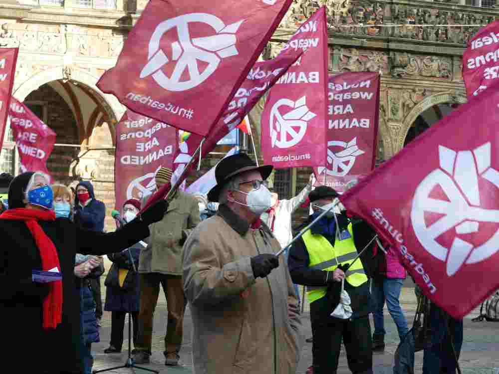 040501 interview 1 - Nukleare Teilhabe geht vor - Atomwaffen, Aufrüstung, Repression - Politik