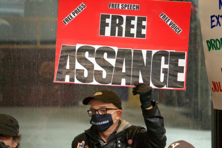 209 Assange - Freie Presse gibt es im Kapitalismus nicht - Assange - Assange