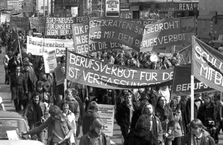 060804 KR A 730414 1010 - Sei keine Duckmaus - Berufsverbote, Geschichte der Arbeiterbewegung - Aktion, DKP im Wahlkampf