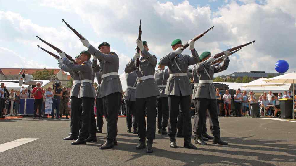 070401 bw - Teure Zukunft der Bundeswehr - Aufrüstung, Bundeswehr - Politik