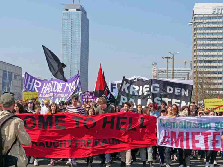 080101 Front of the Mietenwahnsinn demonstration in Berlin 06 04 2019 03 a - Kein Recht auf Profit - Wohnen - Wohnen