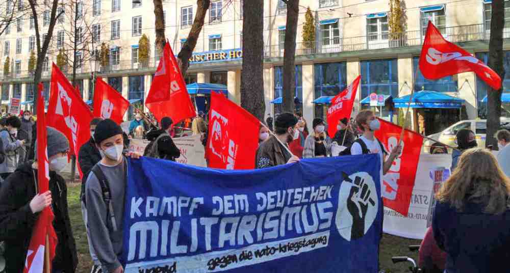 080402 siko - Proteste gegen die „Münchener Sicherheitskonferenz - Aufrüstung, Demonstration, Friedenskampf, Konferenz, Militarisierung, NATO - Politik