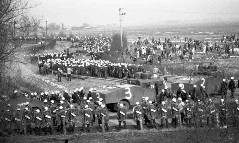 080803 Brokdorf - 100.000 gegen Atomkraft - Atomausstieg, Atomindustrie, Atomkraft, Atomwirtschaft, Geschichte der Arbeiterbewegung, Proteste, Widerstand - Im Bild