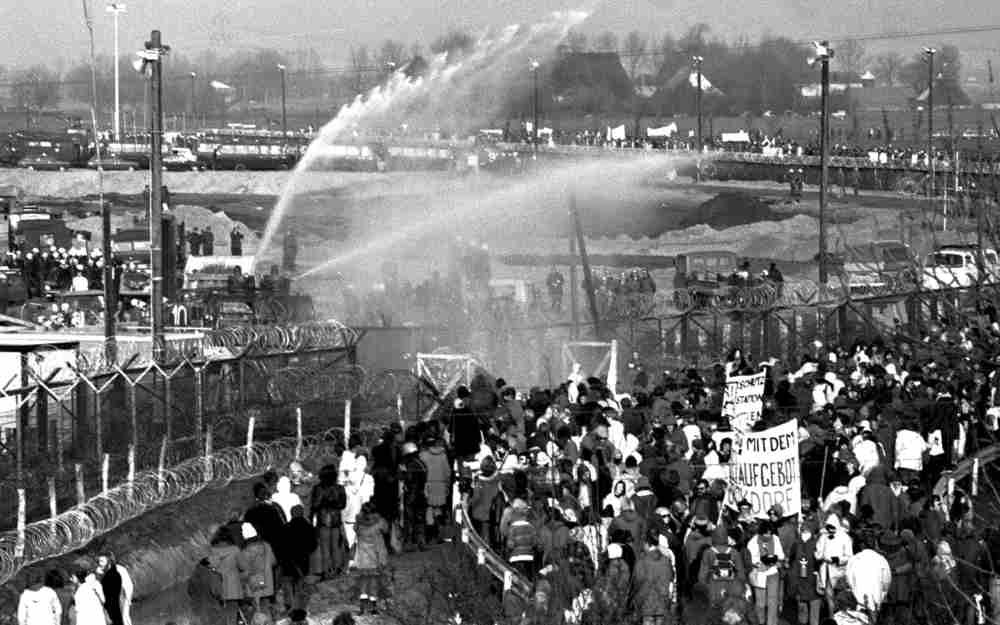 080807 Brokdorf - 100.000 gegen Atomkraft - Atomausstieg, Atomindustrie, Atomkraft, Atomwirtschaft, Geschichte der Arbeiterbewegung, Proteste, Widerstand - Im Bild