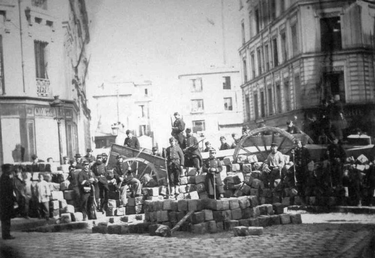 081001 Commune de Paris barricade passage Raoul - Das Banner der Kommune aus dem Staub aufheben - Geschichte der Arbeiterbewegung - Geschichte der Arbeiterbewegung