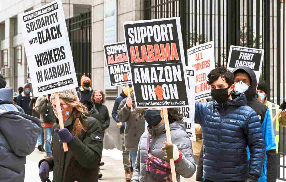 80602 Amazon - Bezos‘ Macht anfechten - Amazon, Arbeitskämpfe, USA - Internationales