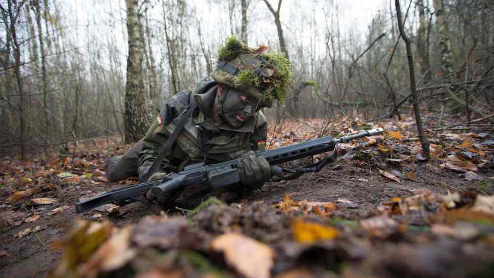 100401 sturmgewehr - Verfilzte Großmacht - Aufrüstung, Bundeswehr - Politik