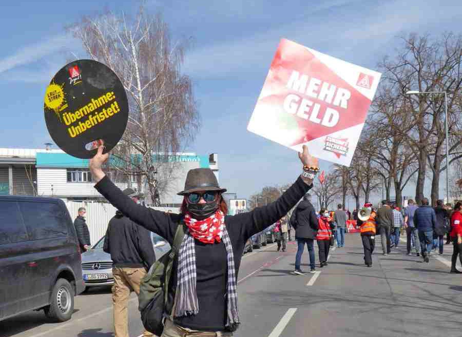 130201 IGMKollegin mit 2 Schildern - Einmalzahlung statt Lohnerhöhung? - Elektroindustrie, Metallindustrie, Tarifkämpfe - Wirtschaft & Soziales