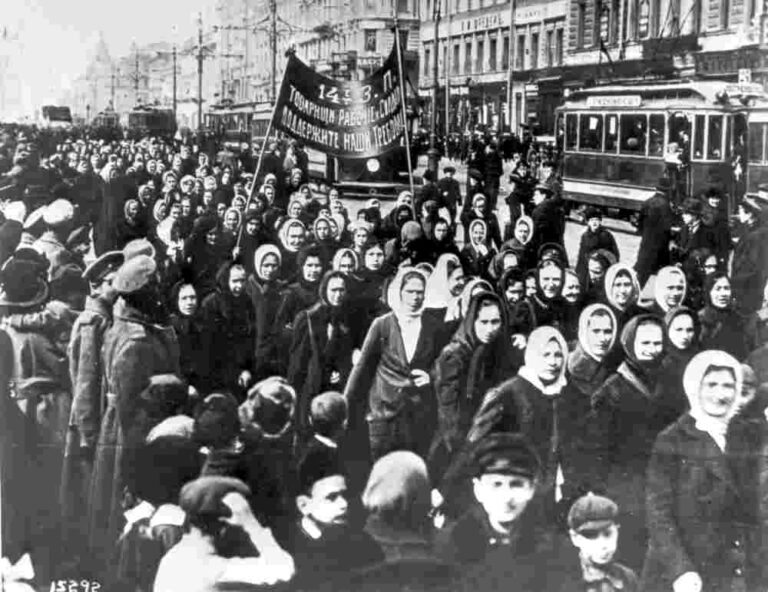 1917 International Womens Day Petrograd - Die ersten Jahre des Internationalen Frauentags - §nfb, Frauen, Frauentag, Geschichte der Arbeiterbewegung - Im Bild